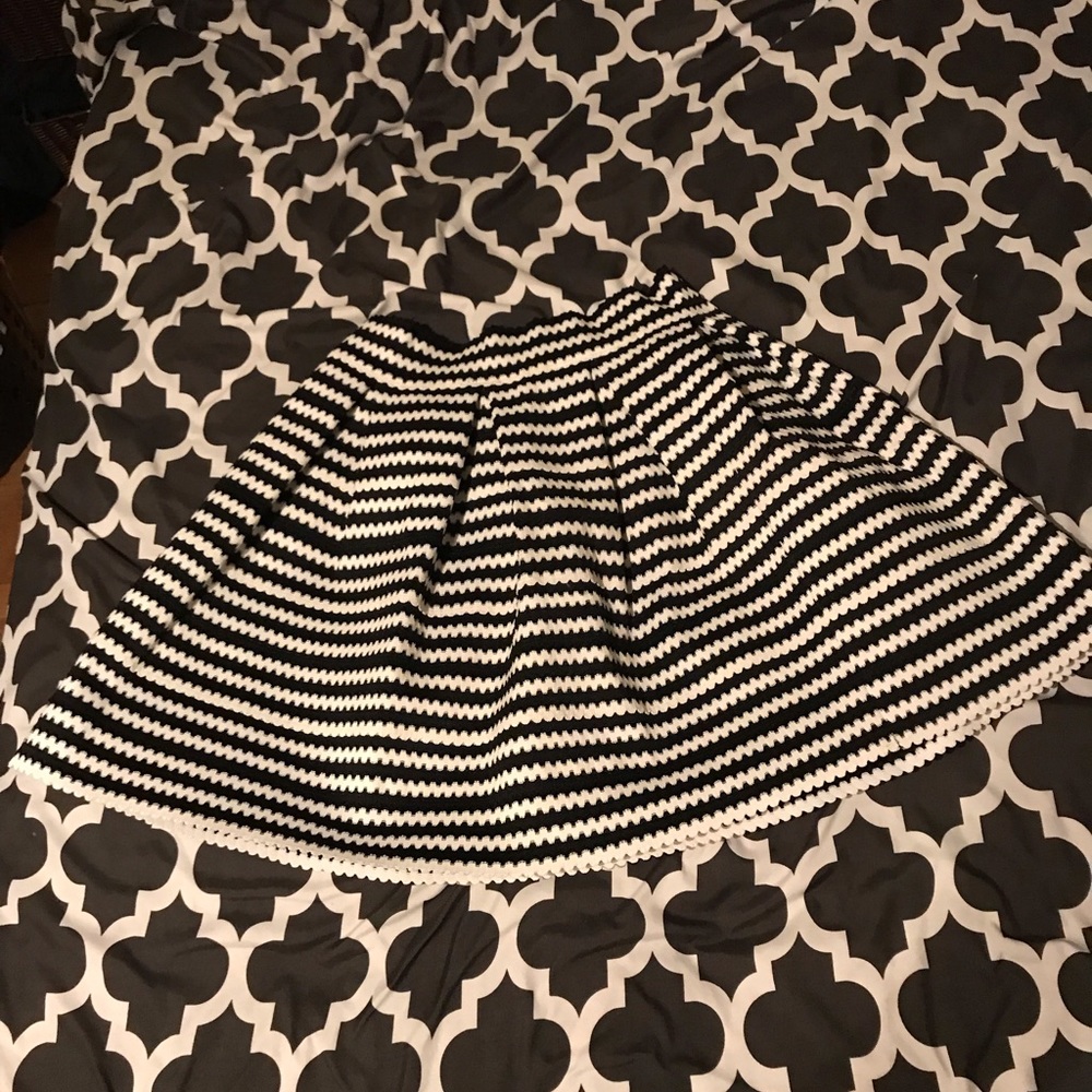 Express black and white skirt